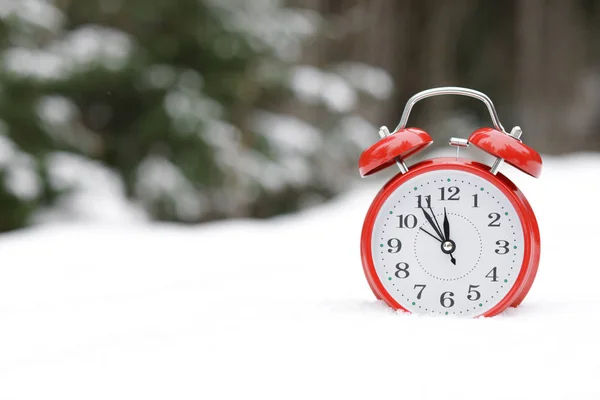 屋外白い雪に赤い目覚まし時計 テキストのためのスペース — ストック写真