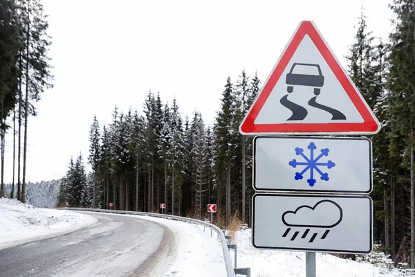 Señales Tráfico Advertencia Cerca Carretera Nevada Través Del Bosque Conducción — Foto de Stock