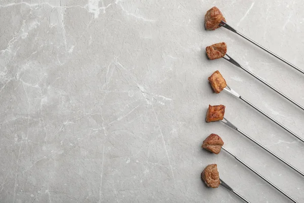 Tenedores Con Piezas Fondue Carne Frita Sobre Fondo Gris Vista — Foto de Stock