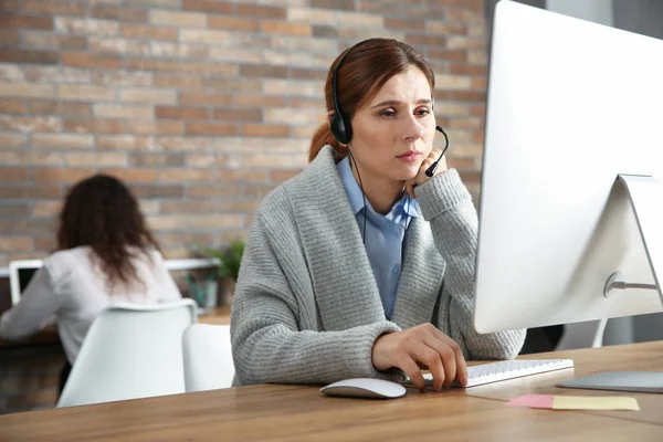 Moe Technische Ondersteuning Exploitant Werken Aan Tafel Kantoor — Stockfoto