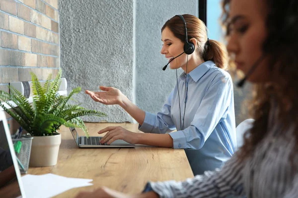 Equipo Soporte Técnico Con Auriculares Lugar Trabajo —  Fotos de Stock