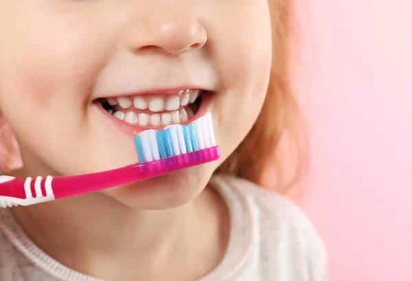 Menina Seu Pai Escovando Dentes Juntos Fundo Cor Espaço Para — Fotografia de Stock