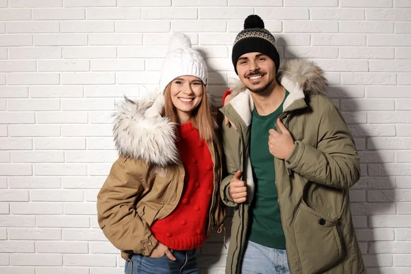 Jeune Couple Portant Des Vêtements Chauds Contre Mur Briques Prêt — Photo