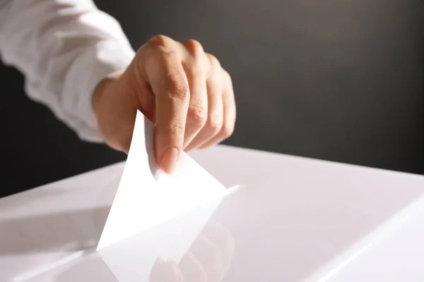 Frau Legt Ihre Stimme Die Wahlurne Auf Schwarzem Hintergrund Nahaufnahme — Stockfoto