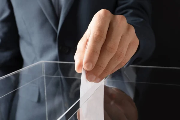 Hombre Poniendo Voto Urnas Sobre Fondo Negro Primer Plano — Foto de Stock