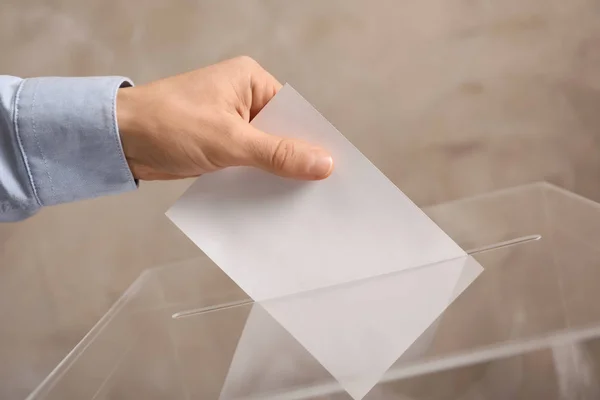 Hombre Poniendo Voto Urnas Sobre Fondo Color Primer Plano —  Fotos de Stock