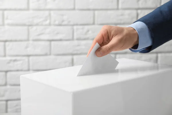 Mann Wirft Seine Stimme Wahlurne Gegen Ziegelmauer Nahaufnahme — Stockfoto