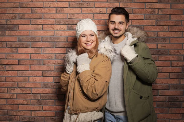 Jeune Couple Portant Des Vêtements Chauds Contre Mur Briques Espace — Photo