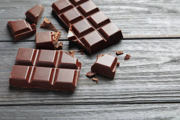 Ahşap Arka Plan Üzerinde Lezzetli Çikolata Parçaları Metin Için Yer — Stok fotoğraf