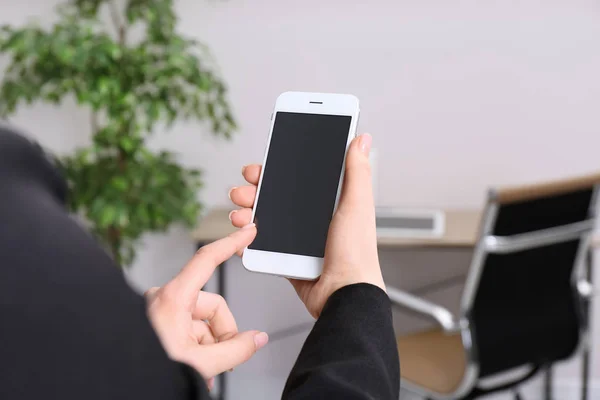 Mujer Sosteniendo Teléfono Móvil Con Pantalla Blanco Oficina Primer Plano —  Fotos de Stock