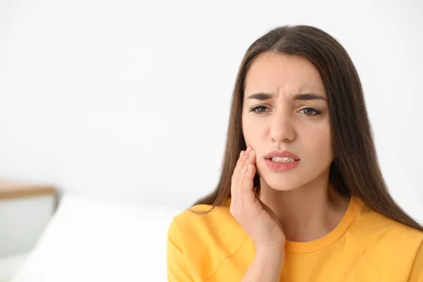 Giovane Donna Che Soffre Forte Dolore Denti Casa Spazio Testo — Foto Stock