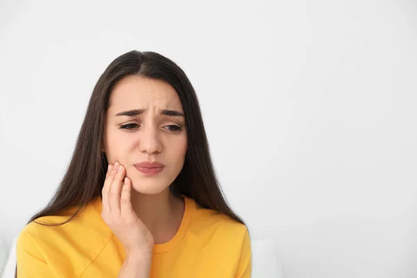 Młoda Kobieta Cierpi Ból Zęba Silne Jasnym Tle Miejsca Tekst — Zdjęcie stockowe