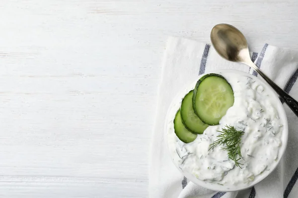 Komkommer Saus Lepel Ruimte Voor Tekst Houten Achtergrond Lag Plat — Stockfoto