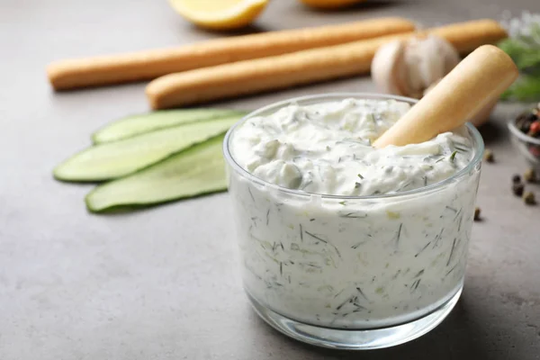 Pão Tigela Molho Pepino Com Ingredientes Fundo Cinza Espaço Para — Fotografia de Stock