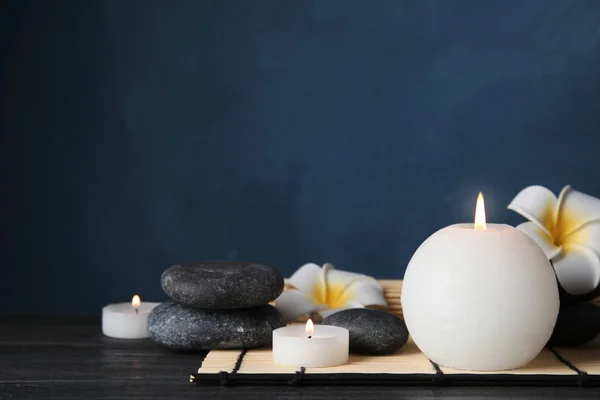 Wellness Steine Kerzen Und Blumen Auf Dem Tisch Platz Für — Stockfoto