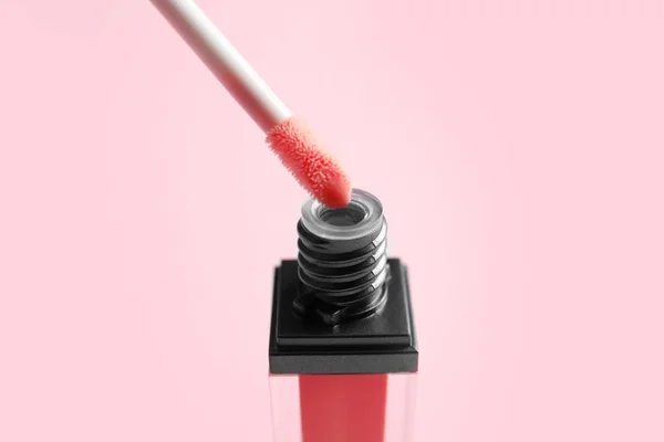 Applikator Über Flüssigem Lippenstift Tube Auf Farbigem Hintergrund — Stockfoto