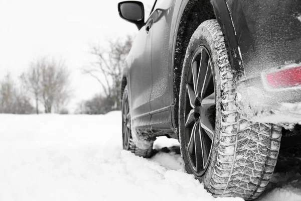 País Nevado Estrada Com Carro Dia Inverno Close — Fotografia de Stock