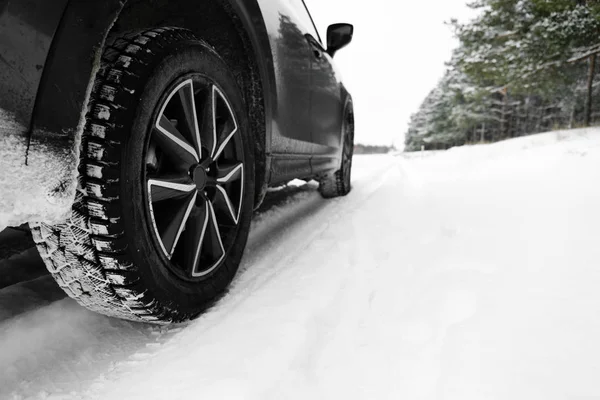 Estrada Campo Nevado Com Carro Dia Inverno Close Espaço Para — Fotografia de Stock