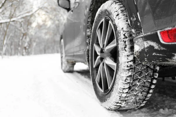 País Nevado Estrada Com Carro Dia Inverno Close — Fotografia de Stock