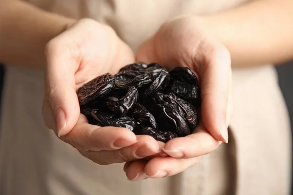 Kvinne Som Holder Håndfull Tørkede Plommer Frisk Frukt – stockfoto