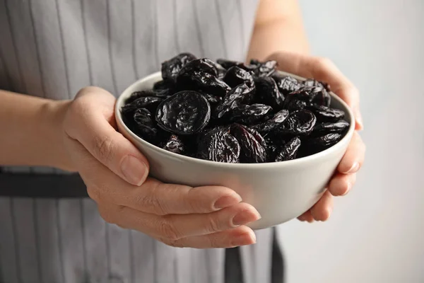 Kvinne Som Holder Bolle Med Tørkede Plommer Frisk Frukt – stockfoto