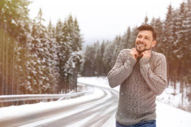 Snowy orman, metin için yer yakınındaki sıcak giysiler adam. Kış tatili