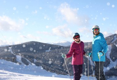 Kış tatili harcama dağlarda kayak ekipmanları ile mutlu çift. Metin için yer