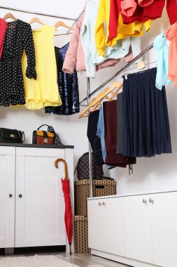 Farklı şık giysiler ve aksesuarlar ile modern soyunma odası