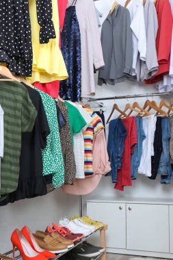 Modern soyunma odası farklı şık giysiler ve ayakkabı ile