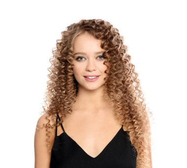 Beyaz arka plan üzerinde parlak dalgalı saçlı güzel genç kadın portresi