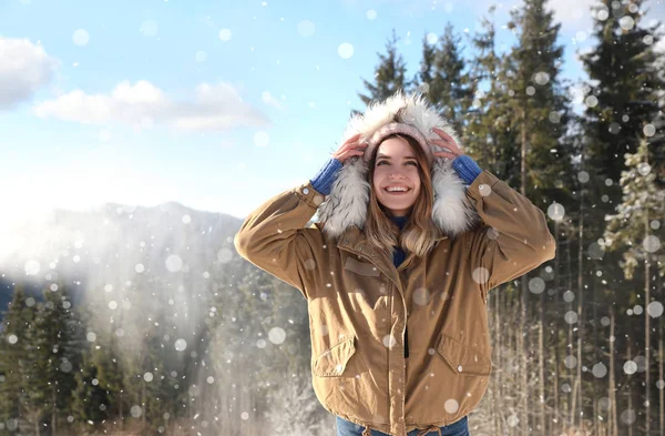 山で冬の休暇を過ごす幸せな若い女 テキストのためのスペース — ストック写真