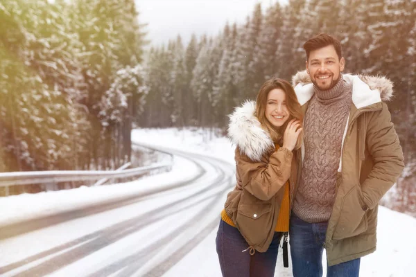 Casal Passar Tempo Livre Dia Nevado Espaço Para Texto Férias — Fotografia de Stock