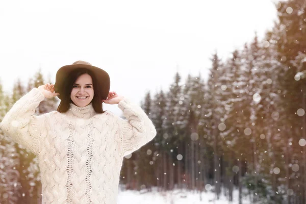 年轻女子在温暖的毛衣附近雪林 文字空间 — 图库照片