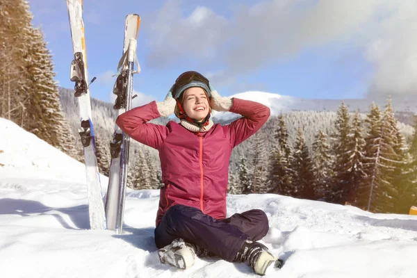 Joyeux Jeune Femme Avec Équipement Ski Assis Sur Neige Dans — Photo