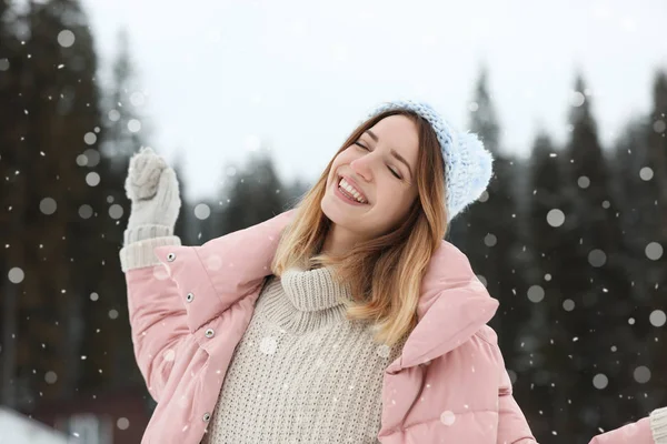 Ung Kvinna Varma Kläder Utomhus Vintersemester — Stockfoto