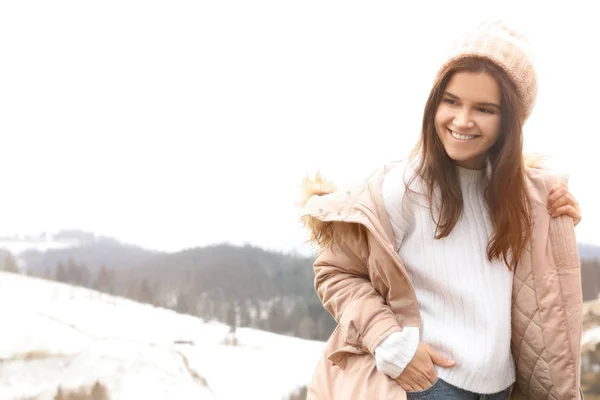 Ung Kvinna Varma Kläder Nära Snowy Hill Utrymme För Text — Stockfoto