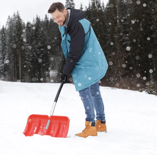 Человек Убирает Снег Лопатой Открытом Воздухе Зимний День — стоковое фото