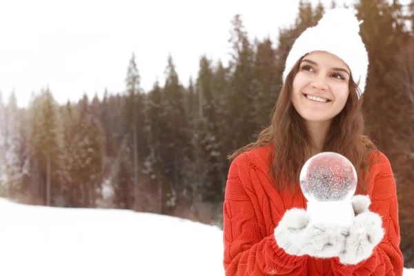 Ung Kvinna Med Snowjordklot Utomhus Utrymme För Text Vintersemester — Stockfoto