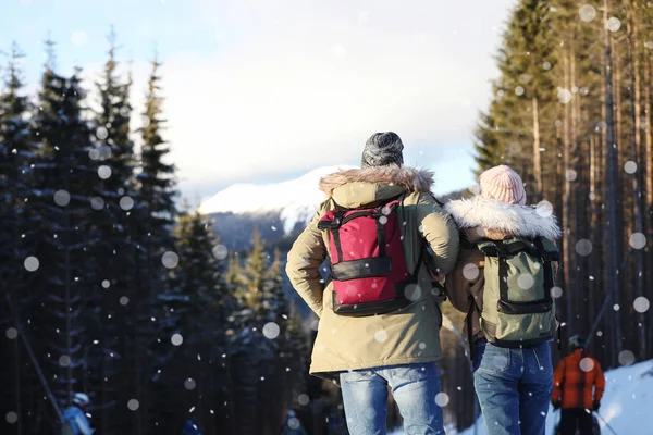 Casal Com Mochilas Desfrutando Vista Para Montanha Durante Férias Inverno — Fotografia de Stock