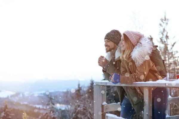 Paar Mit Rucksäcken Genießen Bergblick Während Des Winterurlaubs Raum Für — Stockfoto