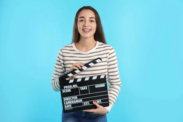 Donna Con Clapperboard Sfondo Colori Mostra Cinema — Foto Stock