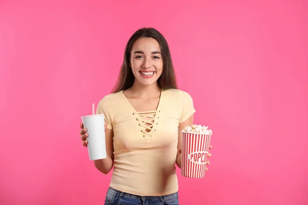 Frau Mit Popcorn Und Getränk Während Kinoshow Auf Farbigem Hintergrund — Stockfoto