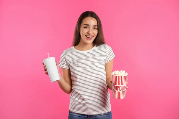 Frau Mit Popcorn Und Getränk Während Kinoshow Auf Farbigem Hintergrund — Stockfoto