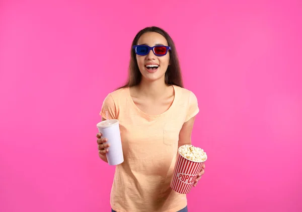 Frau Mit Gläsern Popcorn Und Getränken Während Einer Kinoshow Auf — Stockfoto