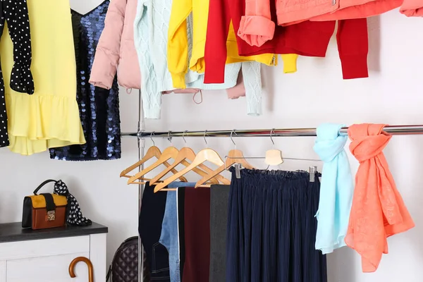 Vestidor Moderno Con Diferentes Prendas Accesorios Elegantes — Foto de Stock