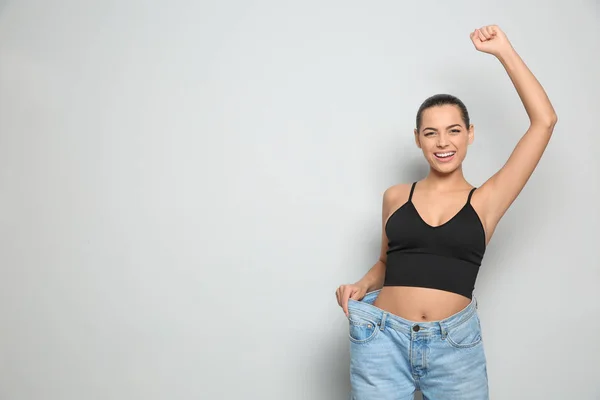 Mujer Delgada Jeans Gran Tamaño Sobre Fondo Claro Espacio Para — Foto de Stock