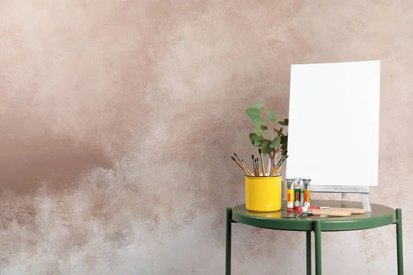 Houten Ezel Met Leeg Doek Board Tekengereedschappen Voor Kinderen Tafel — Stockfoto