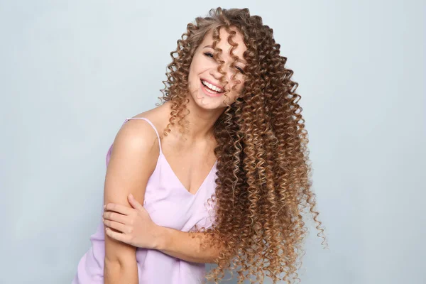 Retrato Bela Jovem Com Cabelo Ondulado Brilhante Fundo Cor — Fotografia de Stock