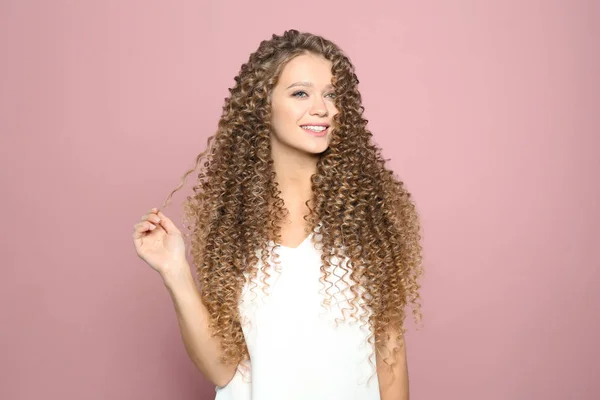 Retrato Bela Jovem Com Cabelo Ondulado Brilhante Fundo Cor — Fotografia de Stock