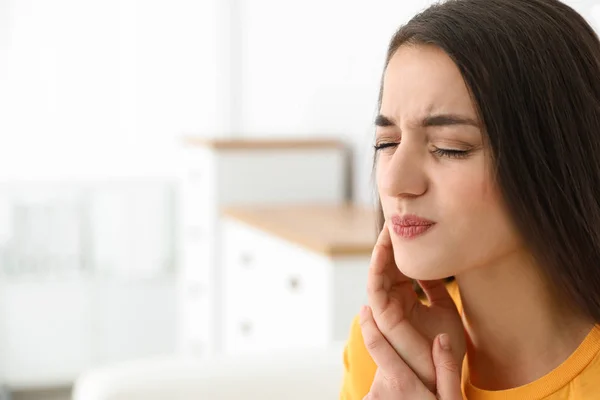 Junge Frau Leidet Hause Unter Starken Zahnschmerzen Raum Für Text — Stockfoto